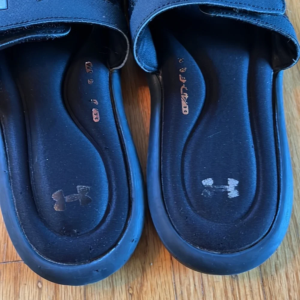 Under Armour | Black Slides sz 5Y
